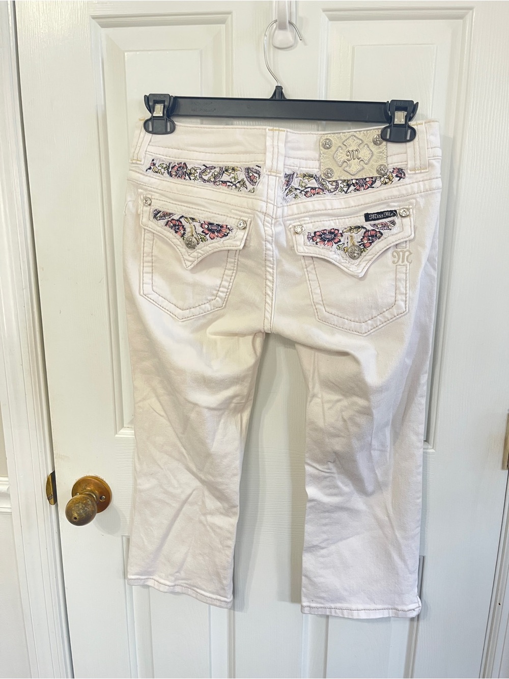 Women's Miss Me Mid-rise Rhinestone Embellished Capri Jeans Sz 28Capri Jeans